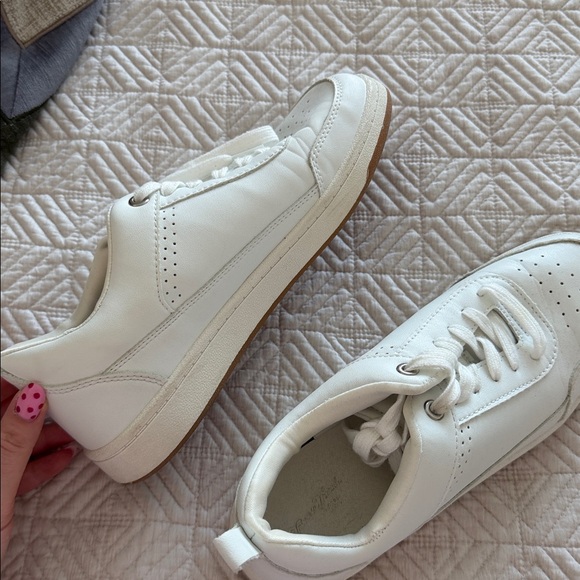 Target Universal Threads Women’s White Sneakers - Picture 5 of 6